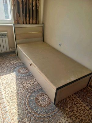 bir kishilik divan sotiladi yangi