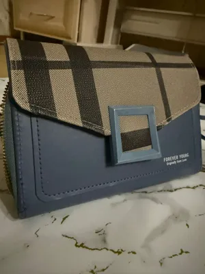 ko'k rangli sumka sotiladi