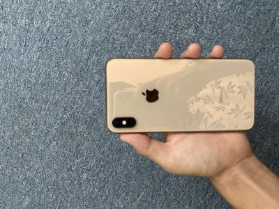 iPhone Xs Max.