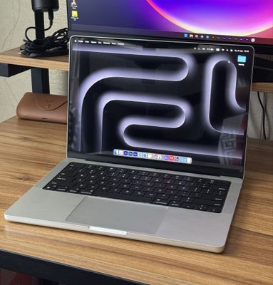 MacBook Pro m4 (silver)