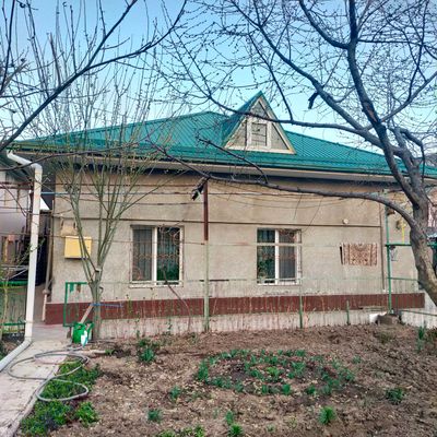 продаются два дома в одном дворе (на две семьи)
