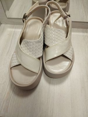 ayollar uchun chiroyli oyoqkiym 1 marta kiylgan