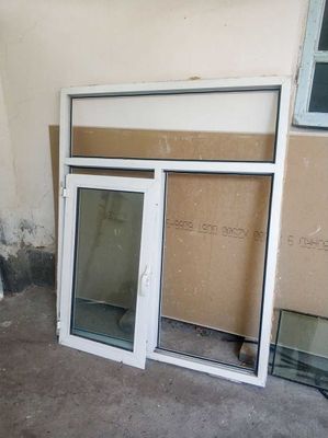Алюминиевое окно трехсекционное с одной створкой