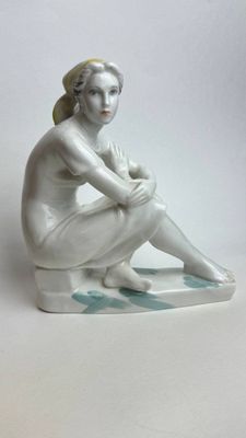 Фарфоровая статуэтка большая девушка с косынкой ЛФЗ летний полдень