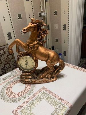 Лошадь с часами