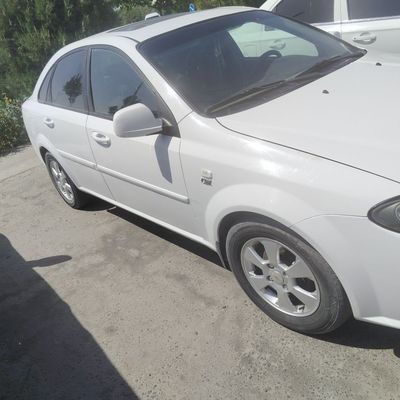 Moshinani sotiladi holati urta 250000 yurgan metani Bor yili 2015