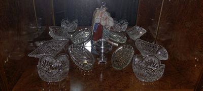 Хрустальные салатницы и статуэтка.