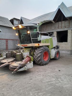 Claas jaguar 840 sotilad soz xolatda 1999 yil xolati juda yaxshi soz