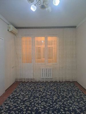 Chilonzor 12-kvda 1-xonali 2 xona qilingan.Uzoq muddatga yosh oilaga i