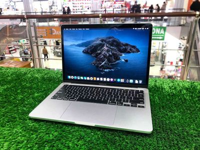 MacBook Pro 13-inch Idealni sostoyaniyada 6oy Kafolati bilan Aksiya