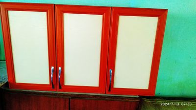 Продается подвесной шкаф