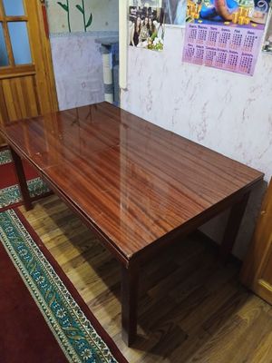 Стол от немецкого уголка. Красное дерово длина 2,80 шир 84,,выс 1м