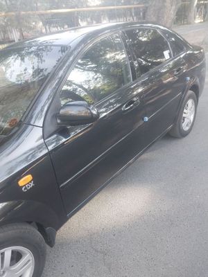 Продаю автомобиль шевроле лассети