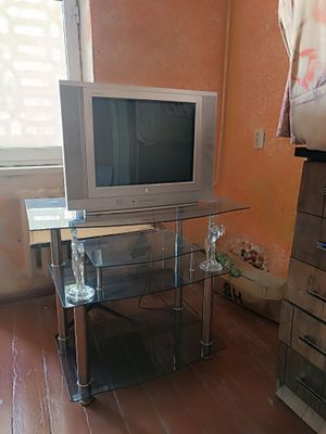 Televizor bilan podstavkasi sotiladi