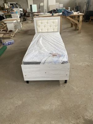 Продаётся кровать на металлическом каркасе