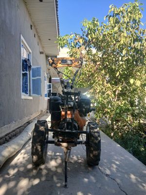 Mini trakter srochni sotiladi