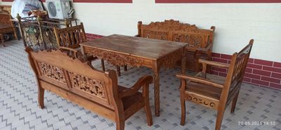 Срочно продается стол стулья из орехового дерева. Ручная работа.