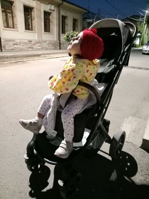 детская коляска и ходунок