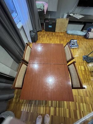 Деревянный стол со стульями