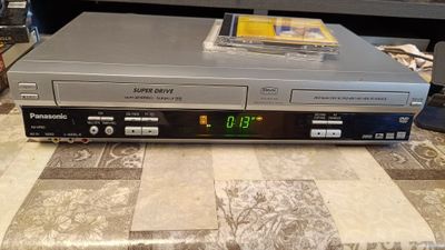 Панасоник DVD/VHC стерео проигрыватель.