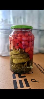 Tuzlamalar konserva maxsulotlari bonkada salatlar