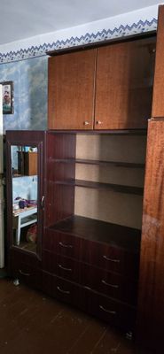 Комод с встроенным зеркалом.