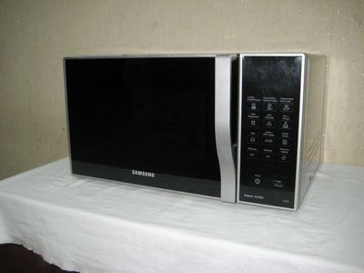 Микроволновка с грилем SAMSUNG оригинал (made in THailand) почти новая