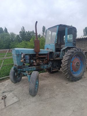 Traktor T28 sotiladi