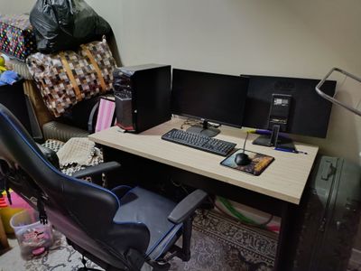 Kompyuter, 2 ta monitori bilan va igrovoy kreslo