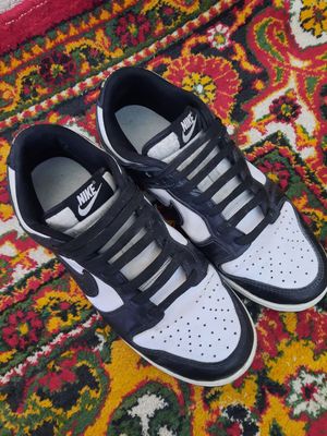42 o'lchamli Nike krossovkalari