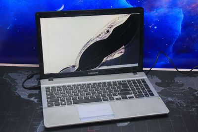 Zapchastga SAMSUNG [ NP300E5V] akumlator, zaryadka 4GB ram