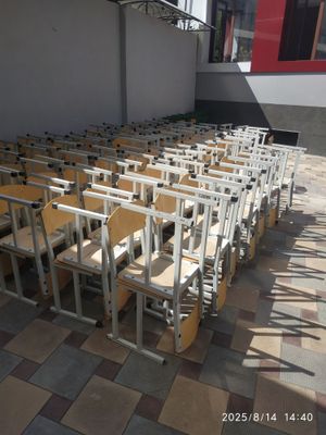 Продаю школьные стулья.