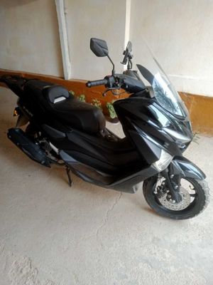 Skutr sotiladi 180 kub 1300 km yurgan