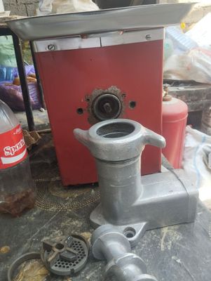 Продается мясорубка электрическая мощность двигателя 380