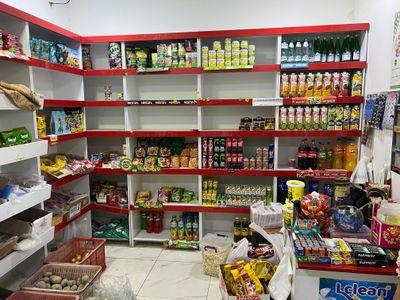 Полки для магазина маркета в хорошем состоянии