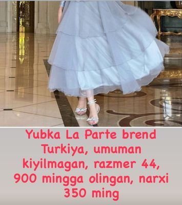 Kiyimlar sotiladi