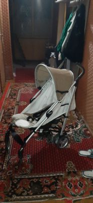 детская коляска под брендом chicco.
