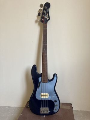 Продаётся Бас Гитара Fender Classic