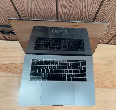 U.S.A Macbook pro i7 15.4inch 256GB 16GB