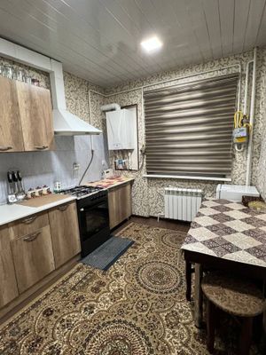 Arenda sergili 2 bekat yonida 2 xona 400$ xamma waroyiti bor