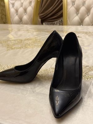 Черные классические туфли на каблуках