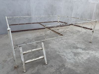 Прочная железная кровать в хорошем состояние
