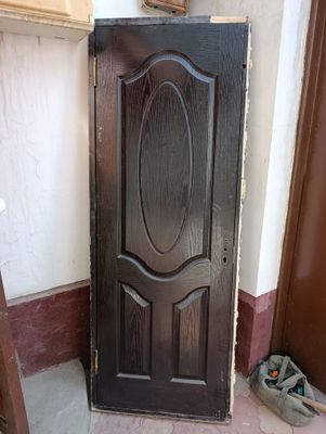 Srochna eshiklar sotiladi