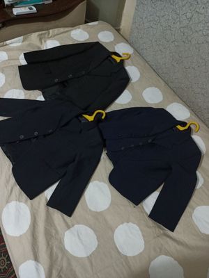 Продам костюмы школьные