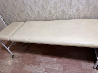 Массажный стол продаю 500.000 тысяч сум очень в хорошом состояний