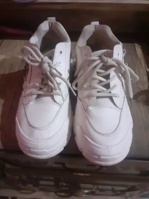 Ayollar krasovkasi sotiladi