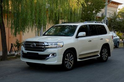 TOYOTA LAND CRUISER 200 насия. савдога. берилади.