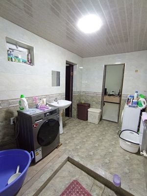 Сдается 3 комнатный дом, рядом с Фудсити, с ремонтом.