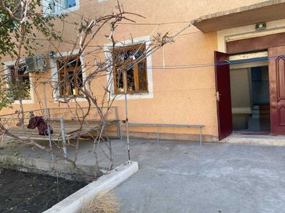 1-son maktab oldida joylashgan