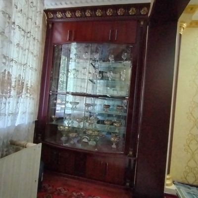 Стенка встроенная на стену